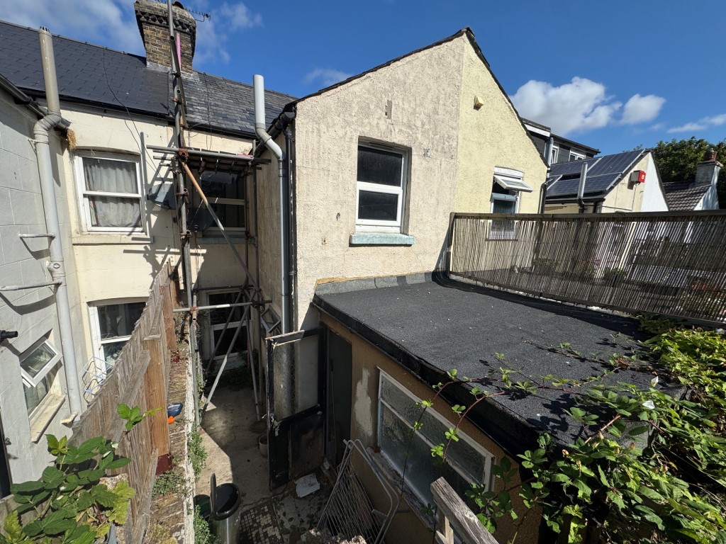 Lot: 202 - THREE-BEDROOM TERRACE HOUSE FOR IMPROVEMENT - Rear of property